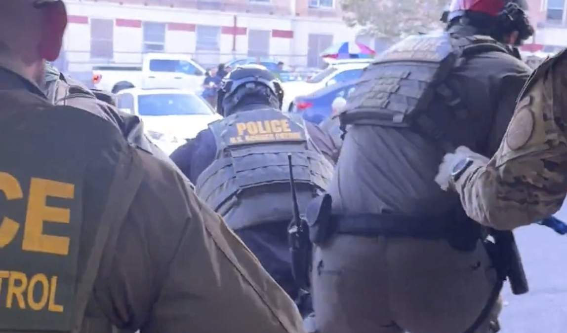 Captura de video que muestra a los agentes saliendo del camión de reparto