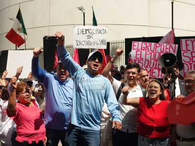 “No a la ley mordaza”: manifestantes rechazan reforma sobre telecomunicaciones en el Senado