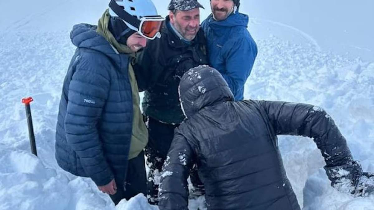 Vieron un guante que se movía y rescataron a dos personas sepultadas por una avalancha