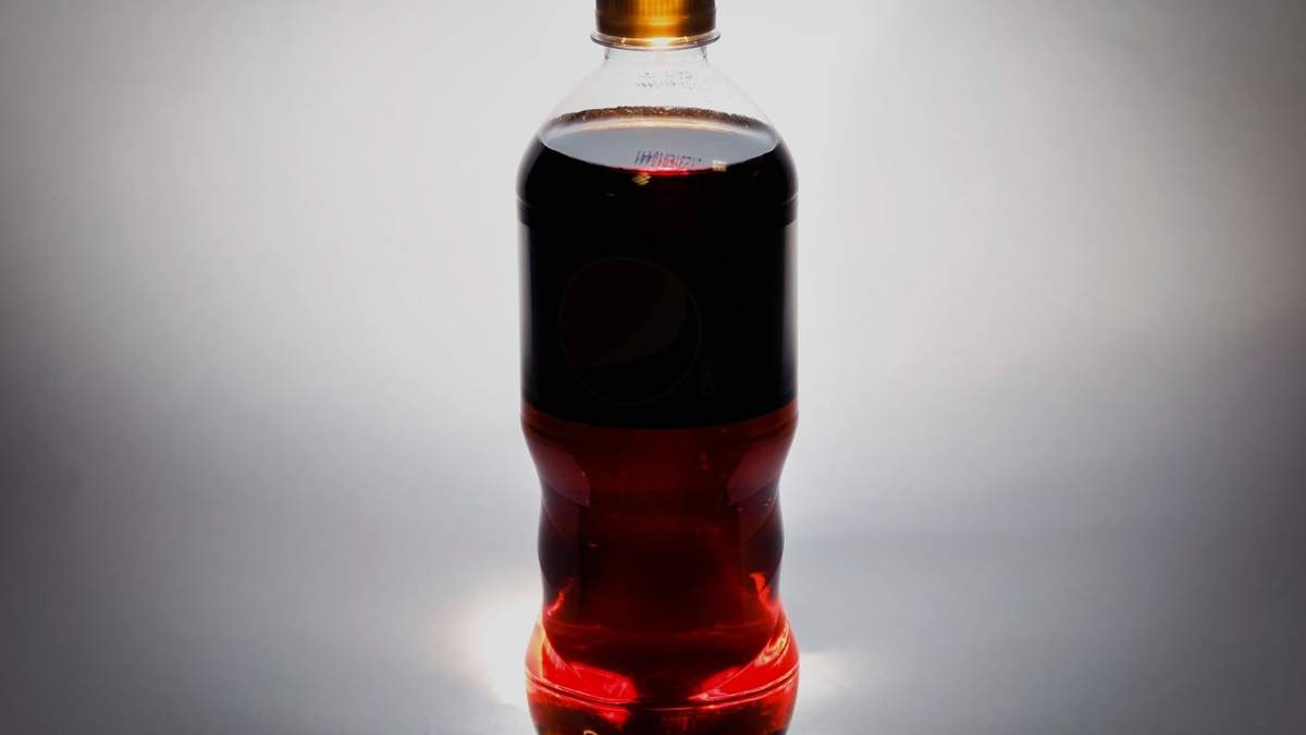 Una botella de refresco de cola endulzado con aspartamo