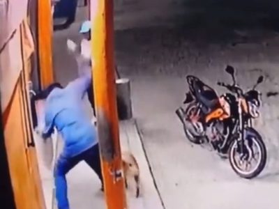 Sujeto golpea con una piedra al perro que le ladró cuando pasaba en su moto (Video)