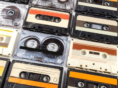 Solo necesitás cassettes viejos que tenés llenos de polvo en casa: creá esta lámpara tan original y ochentera