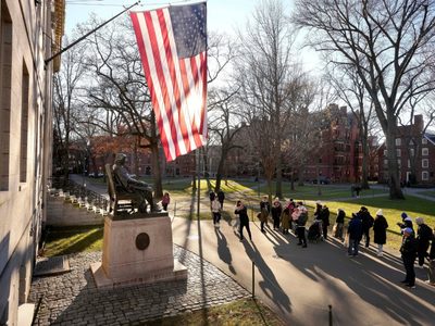Trump exige mil millones de dólares a Harvard mientras el enfrentamiento se intensifica