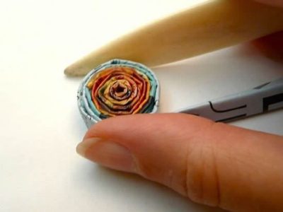 Doblás, pegás y listo: así de fácil hacés un estante con papel de revistas, perfecto para organizar el baño