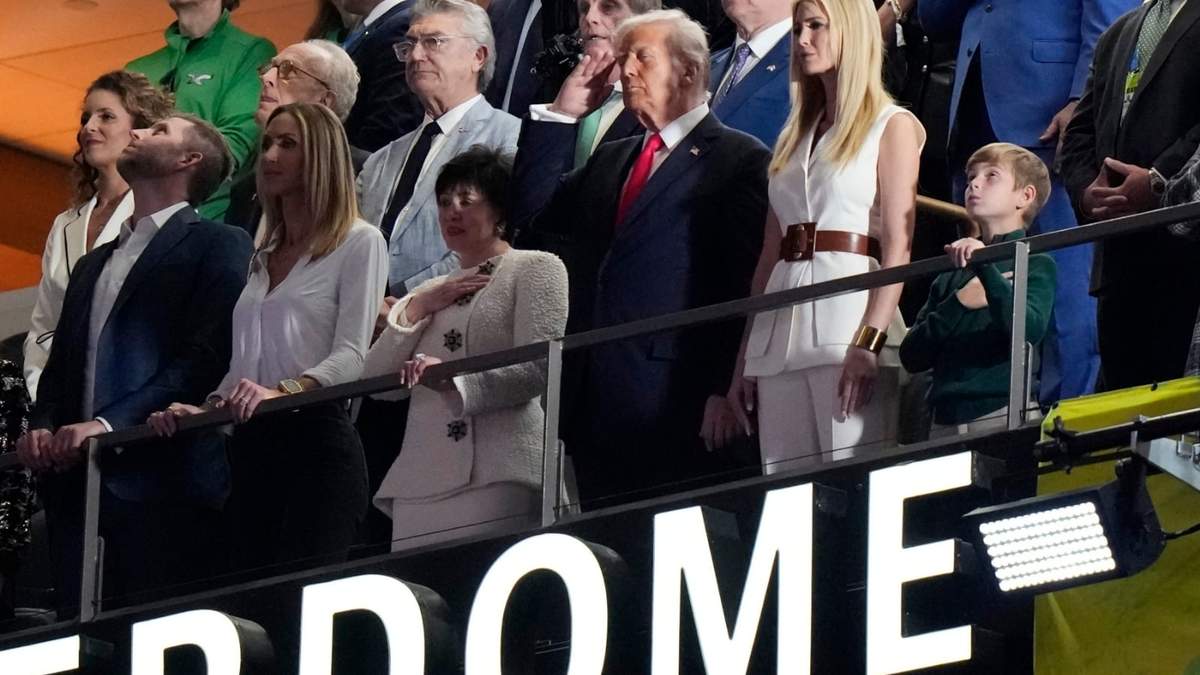 El presidente Donald Trump, acompañado por familiares, observan el inicio del Super Bowl 59, el domingo 9 de febrero de 2025, en Nueva Orleans