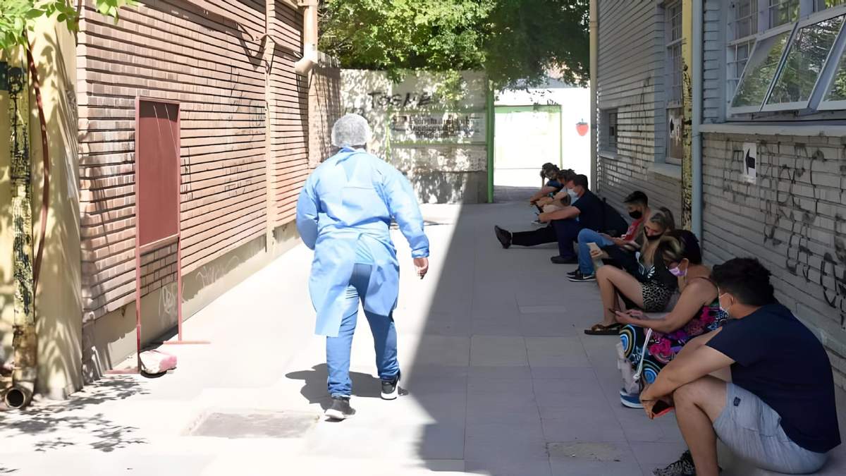 Ciudadanos esperan el resultado de pruebas de coronavirus a las afueras de un hospital en Neuquén. Fuente: (Twitter)