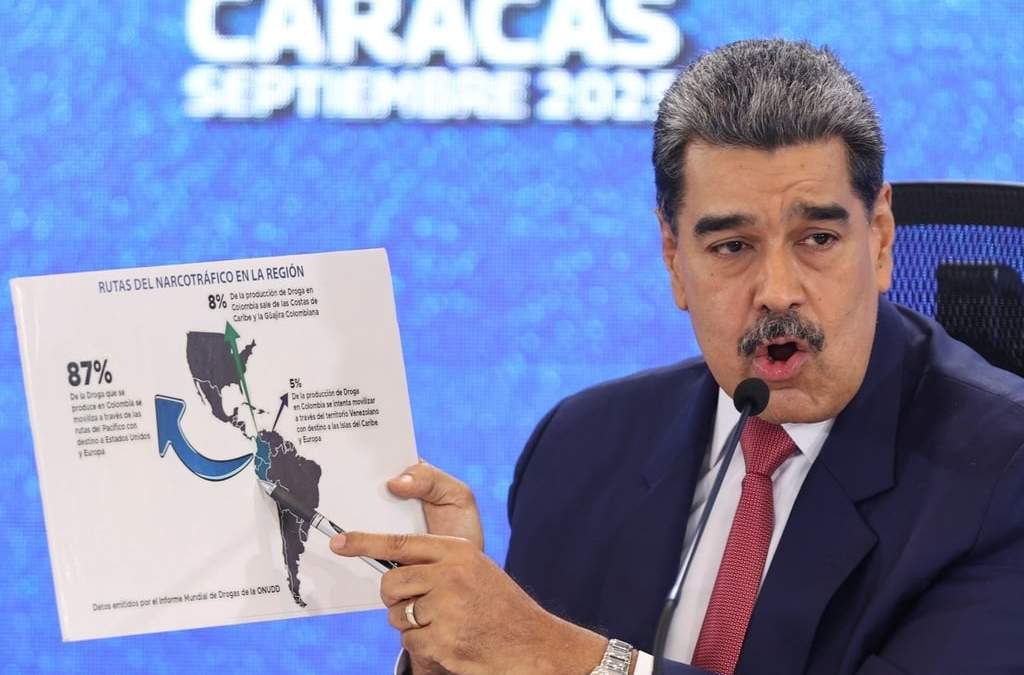 ARCHIVO - El presidente de Venezuela, Nicolás Maduro, señala un punto en un mapa de América durante una conferencia de prensa en Caracas, Venezuela, el 15 de septiembre de 2025