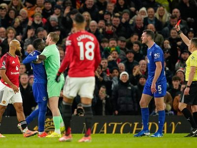 Expulsan a Gueye, futbolista del Everton, por abofetear a un compañero de su mismo equipo (Video)