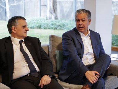 Avanza a toda marcha la instalación de la planta de GNL: Figueroa se reunió con el presidente de YPF