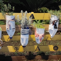 Con los frascos de mermelada, podés armar un hermoso jardín vertical en tu propia casa