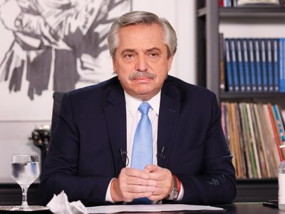 Reclamo y polémica: Alberto Fernández lanzó el DNI no binario y sufrió un escrache durante el acto