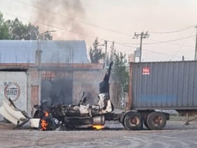 Bloqueos carreteros con vehículos en llamas en Los Altos de Jalisco