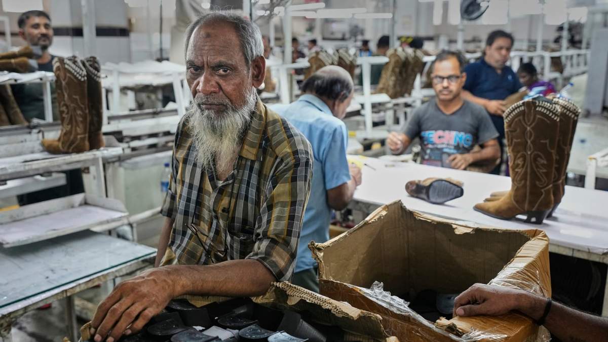 Trabajadores arman zapatos en una fábrica de calzado de cuero en Agra, India, el 25 de agosto de 2025