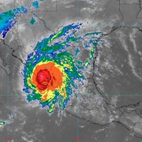 El huracán "Roslyn" lleva una peligrosa marejada a México