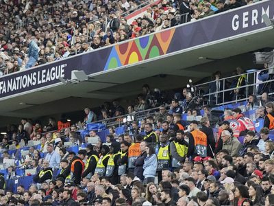 Aficionado cae de las gradas y muere durante la final entre Portugal y España en la Nations League