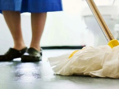 Empleadas domésticas: cuánto aumentan los sueldos y qué bono extra recibirán en diciembre