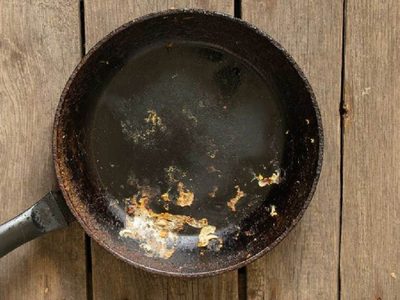 No se te ocurra tirar tu vieja sartén oxidada, transformala en esta coqueta idea para decorar tu living