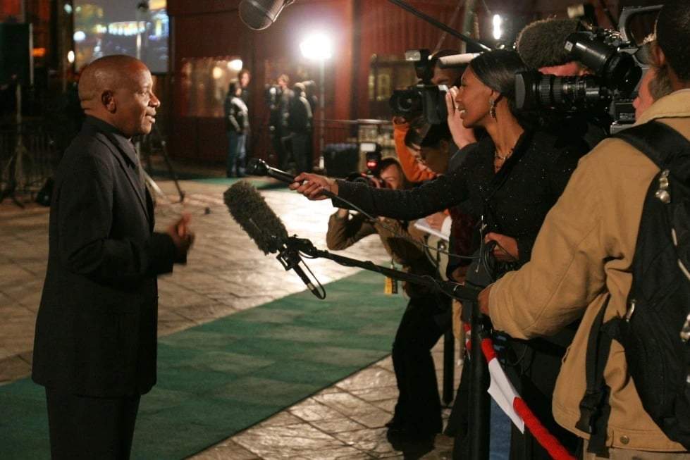 Lebohang “Lebo M” Morake llega a la inauguración oficial de la producción local de El Rey León en Johannesburgo el 6 de junio de 2007.