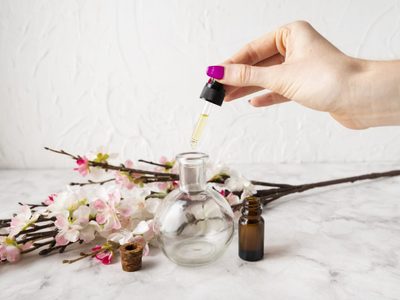 El truco viral que no falla para que tu perfume favorito dure en tu piel todo el día