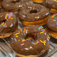 Mini donas de chocolate sin gluten y sin horno: una receta exprés para disfrutar en la merienda de la tarde