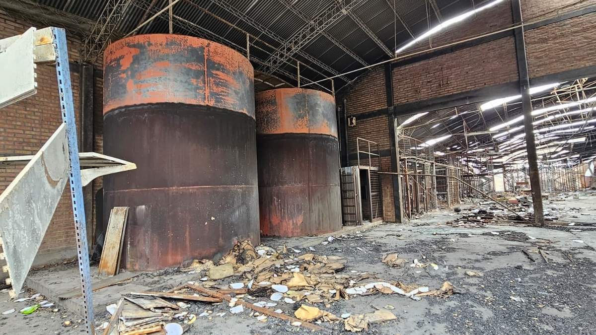 Galpón incendiado lindero a la Escuela 207. Fuente: (Javier Manzano)