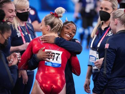 Simone Biles volverá para competir en la final de barra de equilibrio