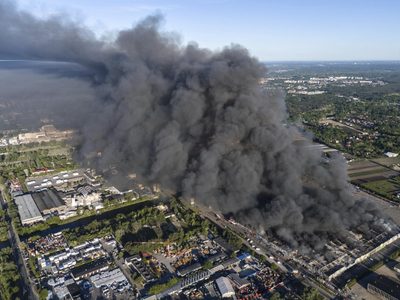 Incendio devora un centro comercial con mil 400 locales