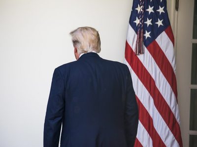 Trump cerca del abismo político: el líder republicano en el Senado le habría soltado la mano