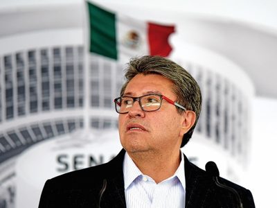 Ricardo Monreal propone multar a quien fume en autos particulares