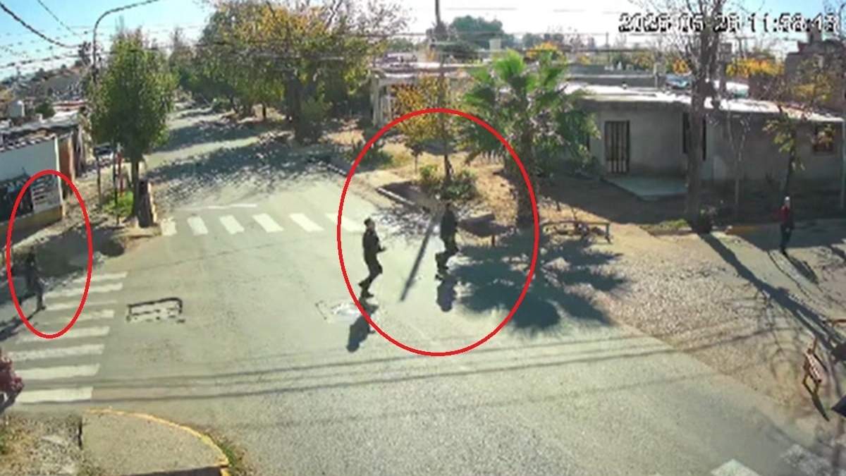 Policías corriendo por falta de móviles.