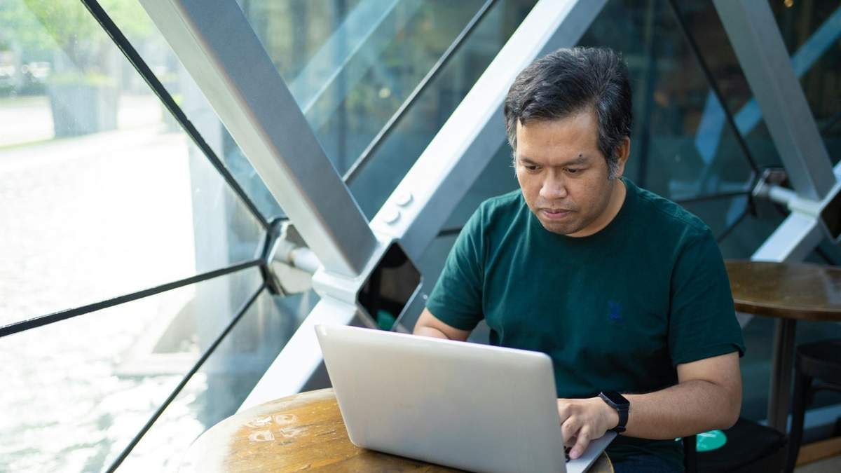 El trabajo remoto podría estar modificando las oportunidades de empleo para los jóvenes.