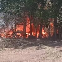Bomberos voluntarios de Rincón de los Sauces lograron contener el enorme incendio en la zona de chacras