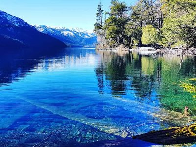 Árboles bajo el agua y paisajes hermosos: el rincón oculto de Neuquén que ofrece una navegación inolvidable