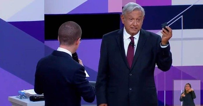 Voy-a-cuidar-mi-cartera-dice-AMLO-cuando-ve-que-se-le-acerca-Anaya-Memes