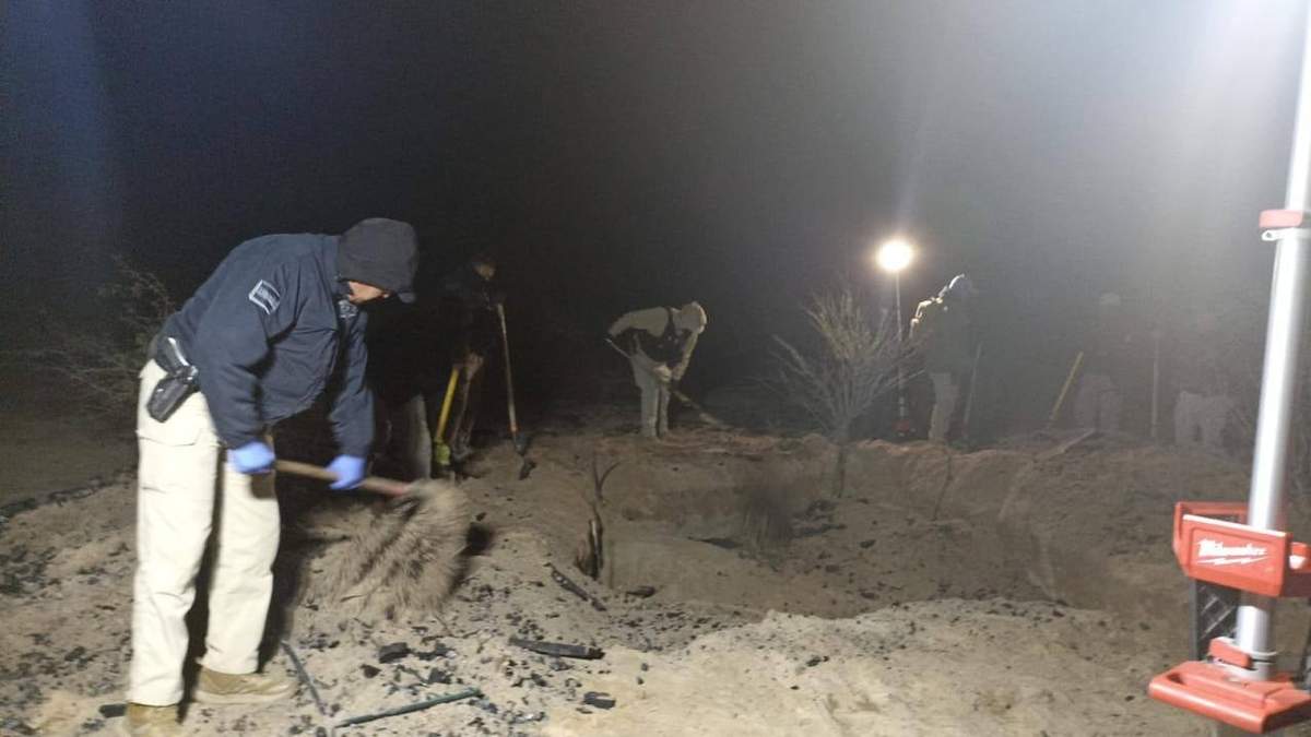 Trabajos de búsqueda de cuerpos en fosas clandestinas de la reserva ambiental de la colonia Miguel Alemán, en Mexicali, Baja California
