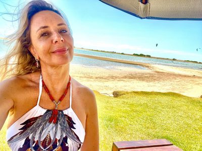 A sus 57 años, Evelyn Von Brocke marca tendencia con un original traje de baño al que no todas se animan