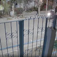 Quiso entrar a robar a una casa en el barrio Melipal y quedó colgado de la reja