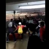 Usuarios y ambulantes se lían a golpes con policías en el Metro Pantitlán (Videos)