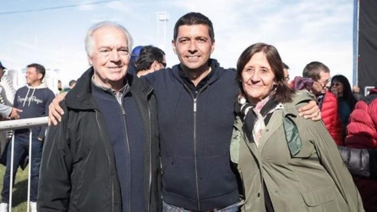 Marcos Koopmann junto a su padre  y madre. Fuente: (Facebook)