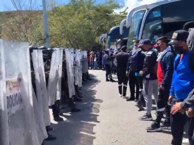 Guardia Nacional impide bloqueo de normalistas de Ayotzinapa y éstos le lanzan un tráiler (Video)