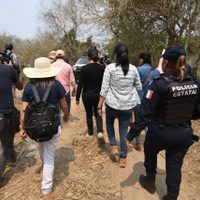 Familiares de desaparecidos y defensores de DH recorren narcocementerio en Veracruz