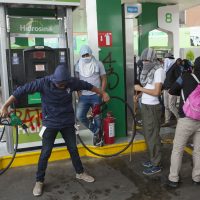 Toman gasolinera por los 43 de Ayotzinapa