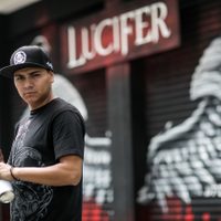 Dos artistas mexicanos pintan para la temporada de 'Lucifer”