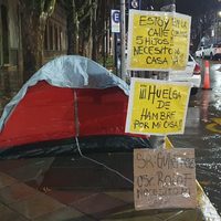Con lluvia y frío, Carla Lavin continúa su acampe frente a Casa de Gobierno
