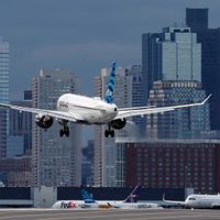 Pasajero abre puerta de avión justo antes de despegar