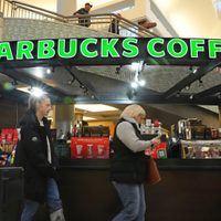 Starbucks cerrará tiendas y despedirá a 900 empleados como parte de plan de recuperación
