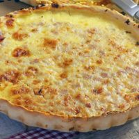 Tarta de queso con cebolla y champiñones: una delicia que te resolverá el próximo almuerzo o cena