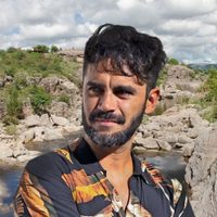En contacto con la naturaleza, Gonzalo Heredia disfruta del paisaje cordobés con su familia