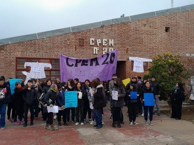 La comunidad educativa del CPEM 20 se manifestó por la falta de aulas
