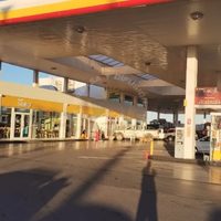 Fue armado a robar una estación de servicios y hasta atendió a un cliente
